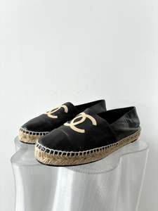 500 999: Chanel Black/Cream Leather CC Espadrilles