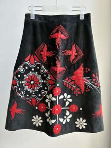 500 999: RED Valentino Swallow Appliqué Skirt in Nero