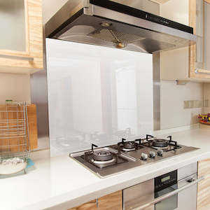 Kitchen Splashbacks: Toughened 90 x 75cm White Glass Kitchen Splashback – Modern Heat-Resistant Design for Homes
