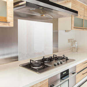 Kitchen Splashbacks: Toughened 60 x 70cm White Glass Kitchen Splashback – Modern Heat-Resistant Design for Homes