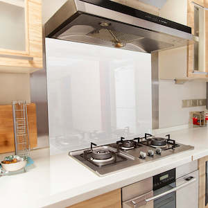 Kitchen Splashbacks: Toughened 90 x 70cm White Glass Kitchen Splashback – Modern Heat-Resistant Design for Homes