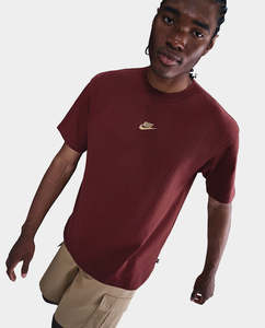 Nike - Premium Essentials T-Shirt - Red