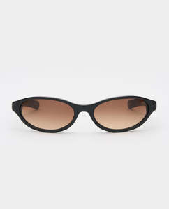 Lifestyle: Flatlist - Olympia - Solid Black/Brown Gradient Lens