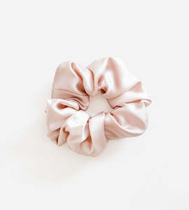 La Dailie | The Classic Silk Scrunchie | Soft Pink