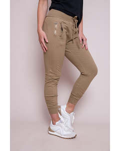 Suzy D Ultimate Jogger - Camel