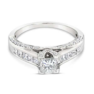 Mantovani: 18Ct White Gold Princess Cut Diamond Ring