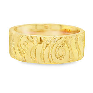 Whenua: 9ct Yellow Gold Mamaku (NZ Black Fern) Wedder Width 8.3mm