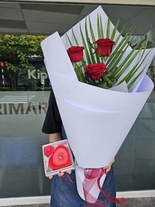 Products: EV07 THREE RED ROSES GIFT SET - Flavells Floral Boutique