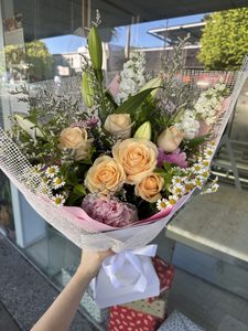 Products: EB18 PINK AND WHITE FLOWER WATER BOX - Flavells Floral Boutique