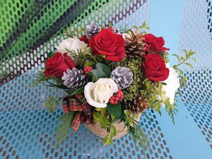 Products: EX02 CHRISTMAS FLOWERS IN BASKET - Flavells Floral Boutique