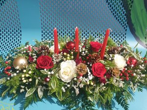 EX03 CHRISTMAS TABLE ARRANGEMENT - Flavells Floral Boutique