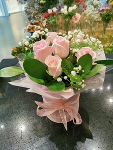 Anniversary: pastel colour roses in hatbox - Botany Downs Florist & East Auckland same day delivery flowers Howick Florist