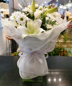 Anniversary: florist choice white arrangement - Botany Downs Florist & East Auckland same day delivery flowers Howick Florist