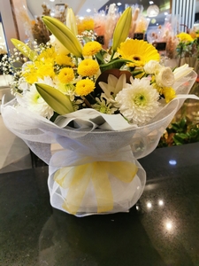 white and yellow arranged - Botany Downs Florist & East Auckland same day de&hellip;