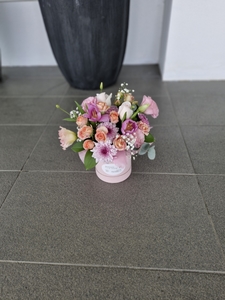 Products: floral choice pastel flowers in hatbox - Botany Downs Florist & East Auckland same day delivery flowers Howick Florist