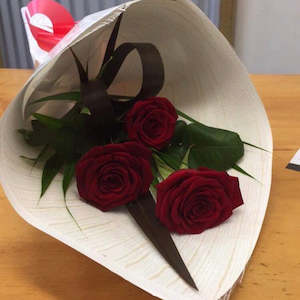 valentines: 3 x Red Rose Bouquet.