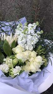 Flower Bouquets: Elegant whites