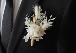 Products: Roses Bohemian Boutonniere - white Flower Boutique
