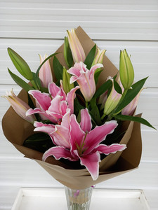 Products: Lily bouquet Bethany Gardens