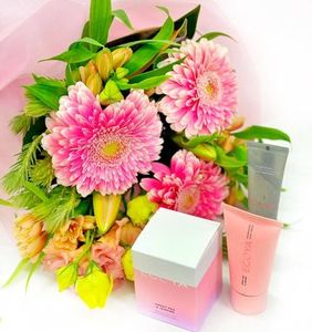 Bouquet: Flowers and Ecoya Gift Pack, Gift Pack Flowers By Joanne