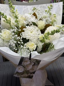 Products: White Serenity Bouquet - Elegant White Flowers for Any Occasion - Flowers that Wow- Florist - South Auckland Delivery