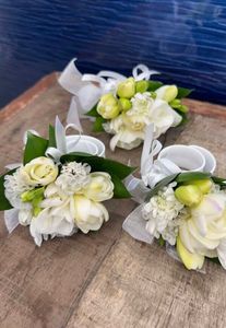Bouquets: Wrist Corsages