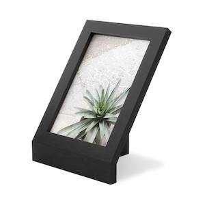 Frame: Umbra Podium Picture Frame