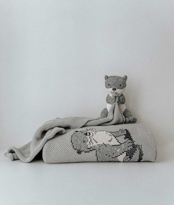 Bengali Collections: SEA OTTER SNUGGLY