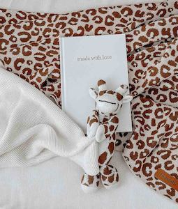 Bengali Collections: GIRAFFE SNUGGLY