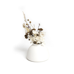 Harmie Vase Beau – Handcrafted Modern Seed-Like Ceramic