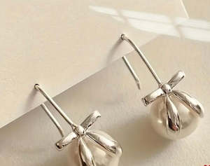 Flying Saucers s/silver bow and pearl  Earrings
