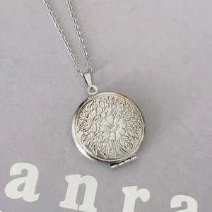 Jewellery: Flying Saucers flower locket silver