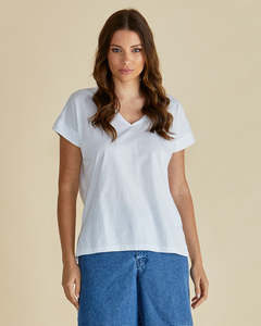 Brands: Betty Basics Tracy v neck Tee white