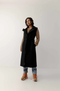 New Lands: New Lands Traveller Sleeveless Trench - Coal