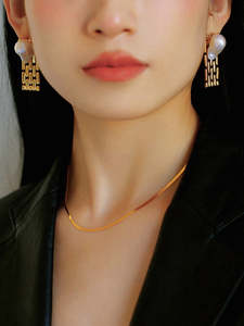 Frontpage: Baroque Pearl Chain Earrings