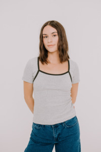 The Look Annie Classic Shirt: Annie - Juni Ribbed Contrast Tee - Grey/Khaki