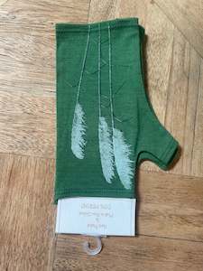 Foxy Home: MERINO PRINTED GLOVELETS - Green with Grey Toi Toi
