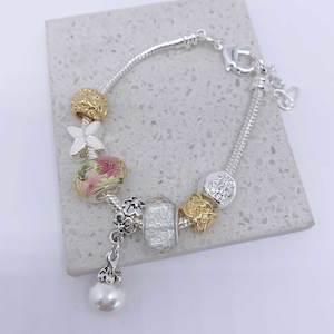 Bracelet: Silver Charm Bracelet with 7 FREE charms "Mere" (White Pearl)