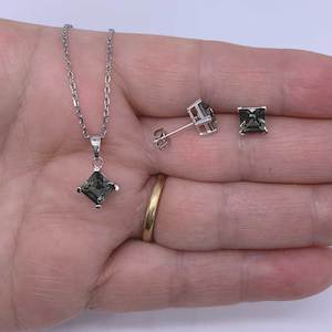 Sale: 18K White Gold Square Crystal Jewellery Set "Whiti" (Green)