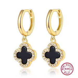 Gold Clover Huggie Earrings "Leika" (Black)