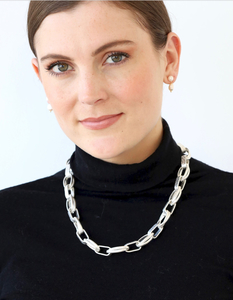 Accessories: Interlinked Necklace – Beaten Silver