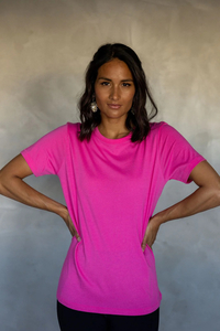 MAZU – Embrace Tee Fuchsia Fedora