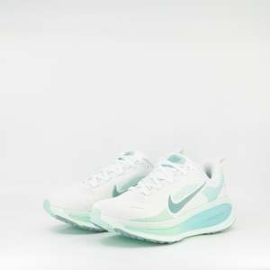 B Standard: Nike Zoom Vomero 18 (B Standard) Womens White/Cannon bleached turq
