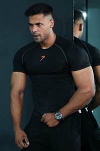 Gym Tshirts For Men: Compression T-shirt Black / Orange Logo
