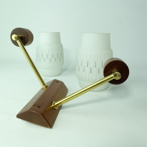 Upright wall light – by Freelite