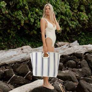 Outdoor Leisure: SunnyLife Carryall Beach Bag The Resort Coastal Blue