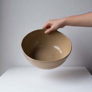 Bowls: Deep serving bowl - Speckled tan
