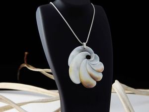 Neil Hanna: Neil Hanna pendant 914