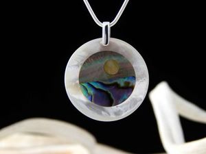 Neil Hanna: Neil Hanna pendant 916
