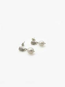 Pearly Paw Earring - White (JD21)